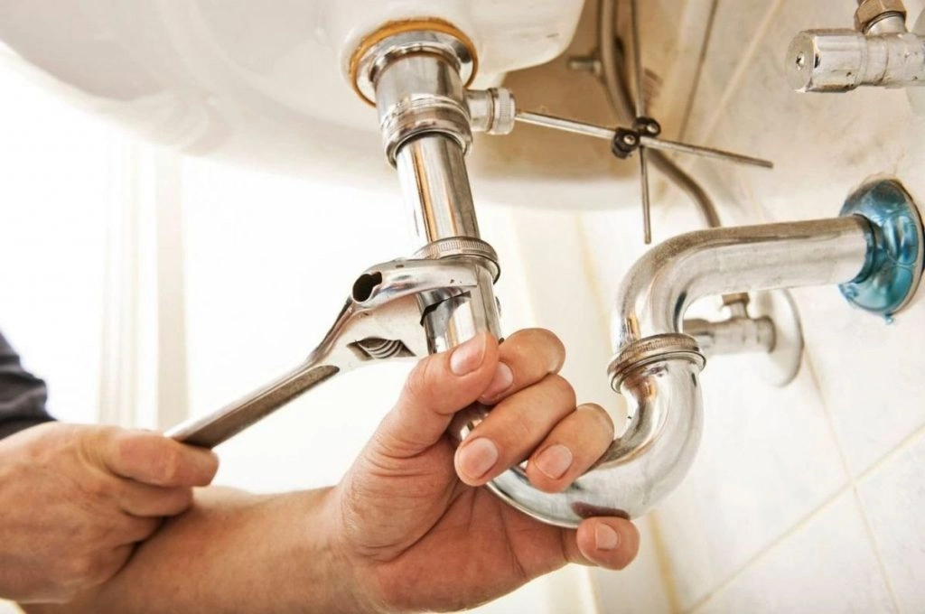 Fontanero profesional realizando instalación de agua